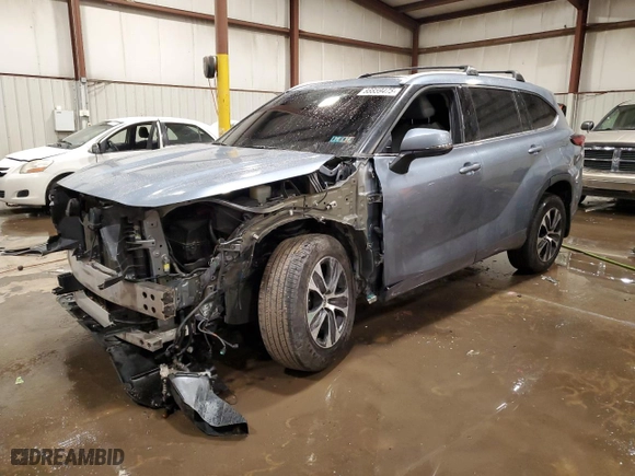 2022 Toyota Highlander XLE with VIN 5TDHZRBHXNS201361, listed as a Copart auction lot 88859475 with 45,942 mi miles and Salvage Title. Bid and sale history available at carsss.com. Image 1.