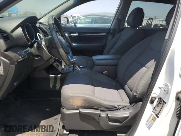2013 Kia Sorento LX z VIN 5XYKT3A66DG400097, wystawiony jako Copart lot #60937305 z przebiegiem 177 284 mil mil oraz Czysty tytuł • Clean title. Historia ofert i sprzedaży dostępna na DreamBid. Obrazek 7.
