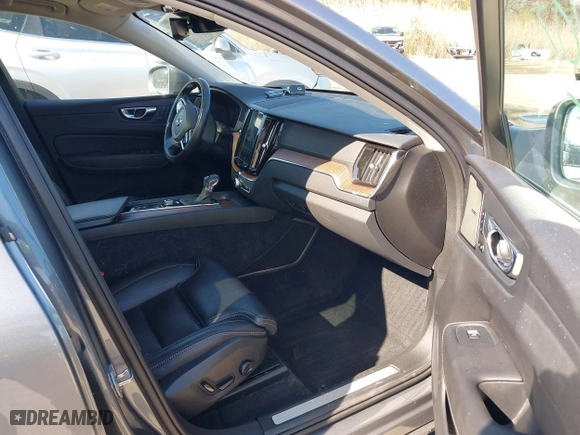 2020 Volvo XC60 Inscription with VIN YV4102RL5L1490699, listed as a IAAI auction lot 41962007 with 56,607 mi miles. Bid and sale history available at carsss.com. Image 5.