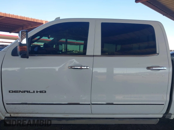 2016 GMC Sierra 2500HD Denali z VIN 1GT12UE85GF157972, wystawiony jako IAAI lot #40659216 z przebiegiem 130 351 mil mil oraz . Historia ofert i sprzedaży dostępna na DreamBid. Obrazek 14.