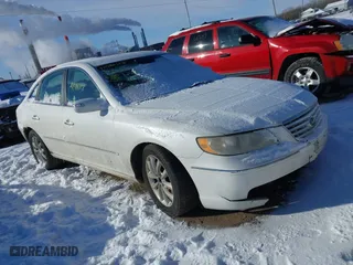 2008 Hyundai Azera Limited with VIN KMHFC46F68A256861, listed as a IAAI auction lot 41586128 with 218,770 mi miles. Bid and sale history available at carsss.com. Image 1.