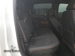 2024 GMC Canyon 4WD AT4 z VIN 1GTP6DEK2R1271647, wystawiony jako Copart lot #47996625 z przebiegiem Nie podano mil oraz Szkoda całkowita • Salvage title. Historia ofert i sprzedaży dostępna na DreamBid. Obrazek 10.
