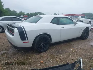 2018 Dodge Challenger R/T Scat Pack z VIN 2C3CDZFJ4JH228011, wystawiony jako IAAI lot #42242031 z przebiegiem 24 072 mil mil oraz . Historia ofert i sprzedaży dostępna na DreamBid. Obrazek 4.