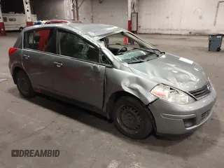 2010 Nissan Versa S z VIN 3N1BC1CPXAL403909, wystawiony jako IAAI lot #41529016 z przebiegiem 124 876 mil mil oraz . Historia ofert i sprzedaży dostępna na DreamBid. Obrazek 1.