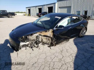 2020 Tesla Model 3 Standard Range Plus z VIN 5YJ3E1EA3LF736491, wystawiony jako Copart lot #49439514 z przebiegiem Nie podano mil oraz Szkoda całkowita • Salvage title. Historia ofert i sprzedaży dostępna na DreamBid. Obrazek 1.
