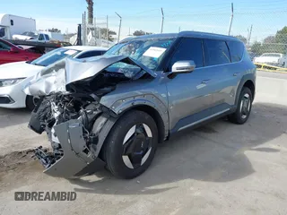 2024 Kia EV9 Wind z VIN KNDAFFS52R6023305, wystawiony jako IAAI lot #41582609 z przebiegiem 23 941 mil mil oraz . Historia ofert i sprzedaży dostępna na DreamBid. Obrazek 22.