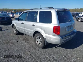 2005 Honda Pilot EX-L with VIN 5FNYF18615B001814, listed as a IAAI auction lot 42063992 with 258,923 mi miles and . Bid and sale history available at carsss.com. Image 3.