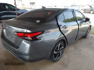 2024 Nissan Versa SR z VIN 3N1CN8FV4RL819340, wystawiony jako IAAI lot #41932319 z przebiegiem 32 692 mil mil oraz . Historia ofert i sprzedaży dostępna na DreamBid. Obrazek 4.