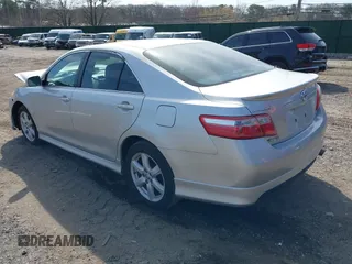 2008 Toyota Camry LE z VIN 4T1BE46K98U764634, wystawiony jako IAAI lot #39122102 z przebiegiem 143 861 mil mil oraz . Historia ofert i sprzedaży dostępna na DreamBid. Obrazek 3.