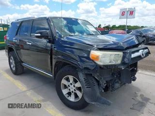 2013 Toyota 4Runner SR5 z VIN JTEZU5JR9D5052723, wystawiony jako IAAI lot #42196468 z przebiegiem 231 006 mil mil oraz . Historia ofert i sprzedaży dostępna na DreamBid. Obrazek 1.