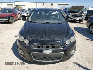 2012 Chevrolet Sonic LTZ z VIN 1G1JE6SHXC4206797, wystawiony jako Copart lot #48520535 z przebiegiem 117 350 mil mil oraz Czysty tytuł • Clean title. Historia ofert i sprzedaży dostępna na DreamBid. Obrazek 5.