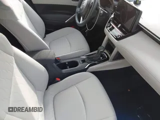 2024 Toyota Corolla Cross LE z VIN 7MUBAABG6RV083522, wystawiony jako IAAI lot #41998712 z przebiegiem 11 793 mil mil oraz . Historia ofert i sprzedaży dostępna na DreamBid. Obrazek 5.