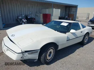 1984 Chevrolet Corvette z VIN 1G1AY0781E5110079, wystawiony jako IAAI lot #42416346 z przebiegiem 152 345 mil mil oraz . Historia ofert i sprzedaży dostępna na DreamBid. Obrazek 2.