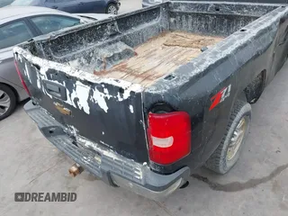 2008 Chevrolet Silverado 3500HD SRW 1LT z VIN 1GCHK33608F201663, wystawiony jako IAAI lot #42179114 z przebiegiem 381 560 mil mil oraz . Historia ofert i sprzedaży dostępna na DreamBid. Obrazek 19.