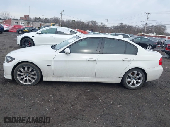 2008 BMW 3 Series 328xi with VIN WBAVC73518KP39338, listed as a IAAI auction lot 41474955 with 132,484 mi miles. Bid and sale history available at carsss.com. Image 14.