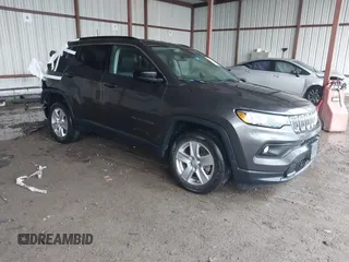 2022 Jeep Compass Latitude z VIN 3C4NJDBB1NT223599, wystawiony jako IAAI lot #42181714 z przebiegiem 52 071 mil mil oraz . Historia ofert i sprzedaży dostępna na DreamBid. Obrazek 1.