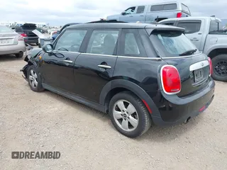 2015 MINI Hardtop 4 Door z VIN WMWXS5C58FT831568, wystawiony jako IAAI lot #42129819 z przebiegiem 76 044 mil mil oraz . Historia ofert i sprzedaży dostępna na DreamBid. Obrazek 3.