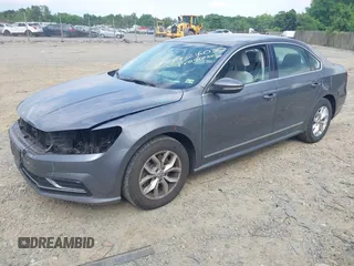 2017 Volkswagen Passat S z VIN 1VWAT7A38HC043814, wystawiony jako IAAI lot #42216077 z przebiegiem 178 418 mil mil oraz . Historia ofert i sprzedaży dostępna na DreamBid. Obrazek 2.