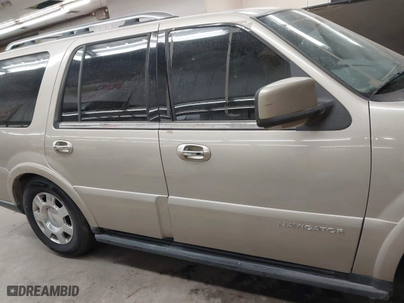 2005 Lincoln Navigator Luxury with VIN 5LMFU275X5LJ19216, listed as a IAAI auction lot 41641059 with 133,888 mi miles. Bid and sale history available at carsss.com. Image 13.
