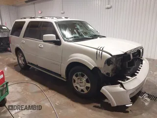 2006 Lincoln Navigator Luxury with VIN 5LMFU27536LJ20869, listed as a IAAI auction lot 41305859 with 166,845 mi miles. Bid and sale history available at carsss.com. Image 1.