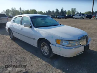 2000 Lincoln Town Car Signature z VIN 1LNHM82W7YY837294, wystawiony jako IAAI lot #42085475 z przebiegiem 155 738 mil mil oraz . Historia ofert i sprzedaży dostępna na DreamBid. Obrazek 1.