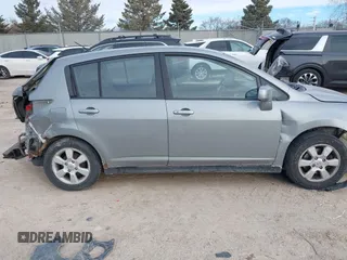 2007 Nissan Versa SL z VIN 3N1BC13E57L379798, wystawiony jako IAAI lot #41458835 z przebiegiem 136 459 mil mil oraz . Historia ofert i sprzedaży dostępna na DreamBid. Obrazek 13.