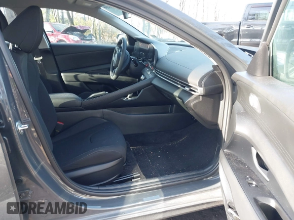 2024 Hyundai Elantra SEL z VIN KMHLM4DGXRU832768, wystawiony jako IAAI lot #41826429 z przebiegiem 11 221 mil mil oraz . Historia ofert i sprzedaży dostępna na DreamBid. Obrazek 5.
