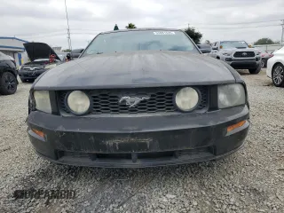 2005 Ford Mustang GT Deluxe z VIN 1ZVFT82H555212371, wystawiony jako Copart lot #55881535 z przebiegiem Nie podano mil oraz Czysty tytuł • Clean title. Historia ofert i sprzedaży dostępna na DreamBid. Obrazek 5.