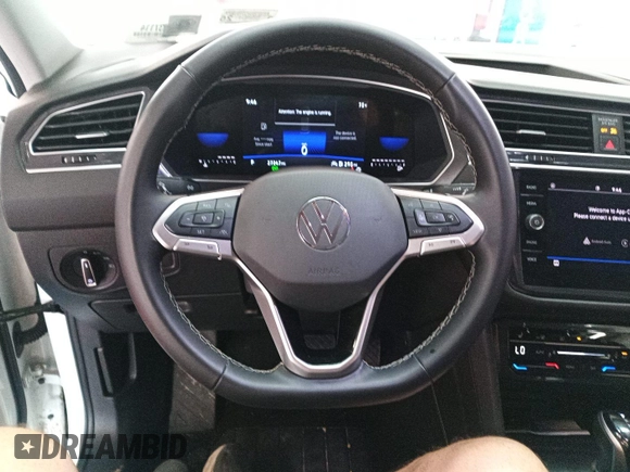 2024 Volkswagen Tiguan SE z VIN 3VV3B7AX0RM082514, wystawiony jako IAAI lot #42796136 z przebiegiem 27 247 mil mil oraz . Historia ofert i sprzedaży dostępna na DreamBid. Obrazek 30.
