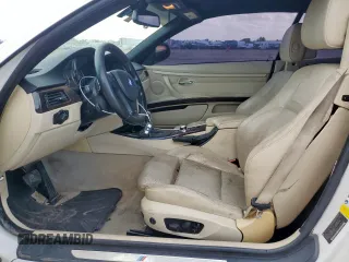 2012 BMW 3 Series 328i z VIN WBADW3C50CE822438, wystawiony jako Copart lot #61814435 z przebiegiem 153 078 mil mil oraz Czysty tytuł • Clean title. Historia ofert i sprzedaży dostępna na DreamBid. Obrazek 7.