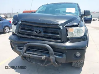 2013 Toyota Tundra z VIN 5TFDW5F15DX321719, wystawiony jako IAAI lot #42269647 z przebiegiem 174 242 mil mil oraz . Historia ofert i sprzedaży dostępna na DreamBid. Obrazek 6.