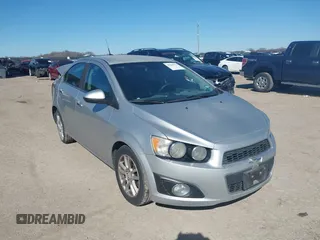 2012 Chevrolet Sonic LTZ z VIN 1G1JE5SH8C4225326, wystawiony jako IAAI lot #41665122 z przebiegiem 137 951 mil mil oraz . Historia ofert i sprzedaży dostępna na DreamBid. Obrazek 1.