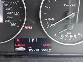 2013 BMW 3 Series 328i xDrive с VIN WBA3B5G55DNS04935, выставлен на аукционе IAAI как лот 42205399 с пробегом 127 913 миль миль и . История ставок и продаж доступна на DreamBid. Изображение 7.