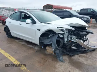 2023 Tesla Model 3 Performance z VIN 5YJ3E1EC8PF487550, wystawiony jako IAAI lot #42093712 z przebiegiem 27 305 mil mil oraz . Historia ofert i sprzedaży dostępna na DreamBid. Obrazek 1.