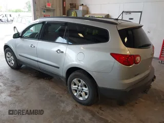2012 Chevrolet Traverse LS z VIN 1GNKRFED4CJ382357, wystawiony jako IAAI lot #42254830 z przebiegiem 137 422 mil mil oraz . Historia ofert i sprzedaży dostępna na DreamBid. Obrazek 3.