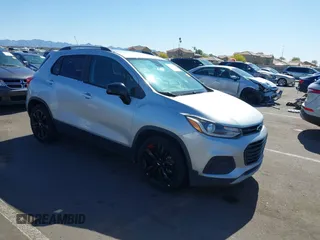 2020 Chevrolet Trax LT z VIN 3GNCJLSB8LL336990, wystawiony jako IAAI lot #42105917 z przebiegiem 97 424 mil mil oraz . Historia ofert i sprzedaży dostępna na DreamBid. Obrazek 1.