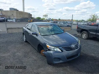 2011 Toyota Camry LE z VIN 4T1BF3EK6BU684661, wystawiony jako IAAI lot #42384005 z przebiegiem 303 241 mil mil oraz . Historia ofert i sprzedaży dostępna na DreamBid. Obrazek 6.