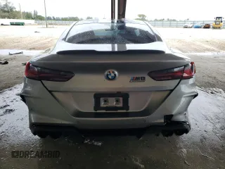 2022 BMW M8 Competition z VIN WBSAE0C00NCH03231, wystawiony jako Copart lot #89316515 z przebiegiem Nie podano mil oraz Nie do naprawy • Non repairable. Historia ofert i sprzedaży dostępna na DreamBid. Obrazek 6.