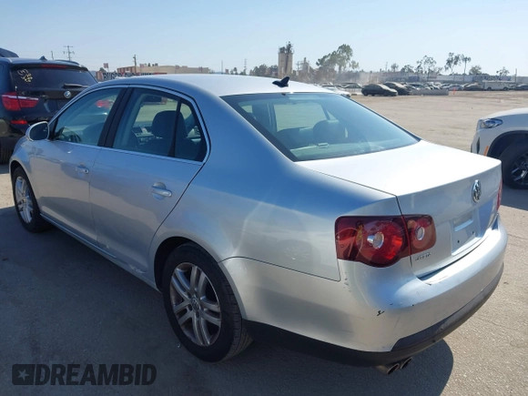 2008 Volkswagen Jetta SE z VIN 3VWRM71KX8M191212, wystawiony jako IAAI lot #42660632 z przebiegiem 198 459 mil mil oraz . Historia ofert i sprzedaży dostępna na DreamBid. Obrazek 3.