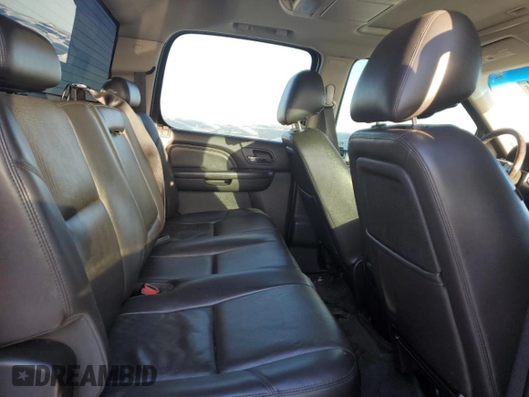 2013 GMC Sierra 1500 Denali z VIN 3GTP2XE27DG293506, wystawiony jako Copart lot #84682194 z przebiegiem 312 025 mil mil oraz Czysty tytuł • Clean title. Historia ofert i sprzedaży dostępna na DreamBid. Obrazek 10.