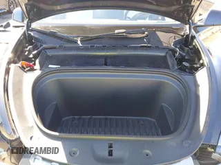 2025 Tesla Model Y Long Range z VIN 7SAYGDED0SF314885, wystawiony jako IAAI lot #41871384 z przebiegiem 1 795 mil mil oraz . Historia ofert i sprzedaży dostępna na DreamBid. Obrazek 10.