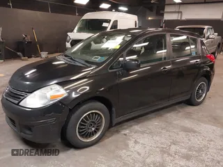 2011 Nissan Versa S z VIN 3N1BC1CPXBL497663, wystawiony jako IAAI lot #42340806 z przebiegiem 305 403 mil mil oraz . Historia ofert i sprzedaży dostępna na DreamBid. Obrazek 2.