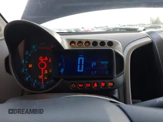 2014 Chevrolet Sonic LT z VIN 1G1JC5SH5E4158757, wystawiony jako IAAI lot #42365251 z przebiegiem 151 346 mil mil oraz . Historia ofert i sprzedaży dostępna na DreamBid. Obrazek 7.