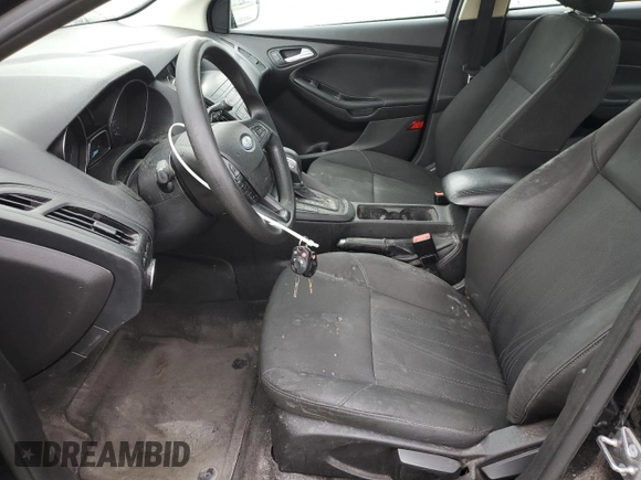 2018 Ford Focus SE z VIN 1FADP3FEXJL288116, wystawiony jako Copart lot #59629655 z przebiegiem 105 461 mil mil oraz Czysty tytuł • Clean title. Historia ofert i sprzedaży dostępna na DreamBid. Obrazek 7.