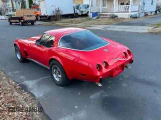 1978 Chevrolet Corvette z VIN 1Z87L8S437007, wystawiony jako Copart lot #89359805 z przebiegiem 84 490 mil mil oraz Czysty tytuł • Clean title. Historia ofert i sprzedaży dostępna na DreamBid. Obrazek 3.