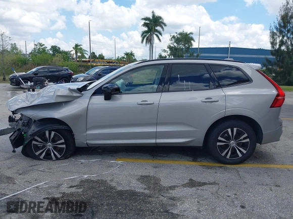 2024 Volvo XC60 Core Dark Theme z VIN YV4L12RK1R1908391, wystawiony jako IAAI lot #41212899 z przebiegiem 9083 mil mil oraz . Historia ofert i sprzedaży dostępna na DreamBid. Obrazek 14.
