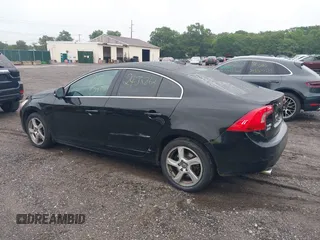 2013 Volvo S60 T5 Premier with VIN YV1612FS5D1223690, listed as a IAAI auction lot 40065547 with 999,999 mi miles. Bid and sale history available at carsss.com. Image 3.