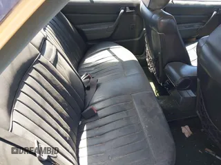 1985 Mercedes-Benz 190 z VIN WDBDA24C3FF107644, wystawiony jako IAAI lot #42111368 z przebiegiem 114 762 mil mil oraz . Historia ofert i sprzedaży dostępna na DreamBid. Obrazek 8.