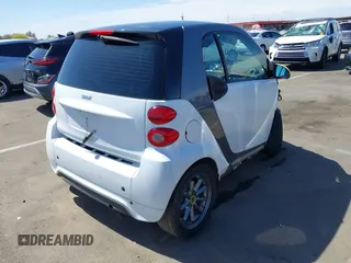 2014 Smart fortwo Pure z VIN WMEEJ3BA3EK741265, wystawiony jako IAAI lot #42185357 z przebiegiem 56 753 mil mil oraz . Historia ofert i sprzedaży dostępna na DreamBid. Obrazek 4.