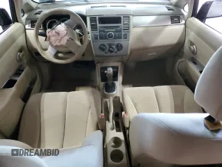2007 Nissan Versa S z VIN 3N1BC13E47L404125, wystawiony jako Copart lot #57893205 z przebiegiem Nie podano mil oraz Szkoda całkowita • Salvage title. Historia ofert i sprzedaży dostępna na DreamBid. Obrazek 8.